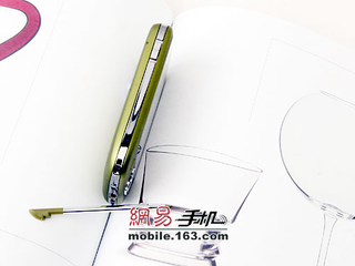 Illustration for article titled Wasabi Green HTC Touch Actually Looks Good